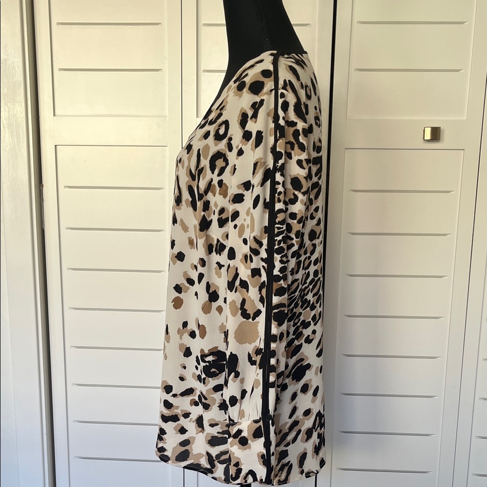 Chico’s NWOT Piped Leopard Print V-Neck Top Peek A Boo Sleeves Size 0 - Picture 5 of 10